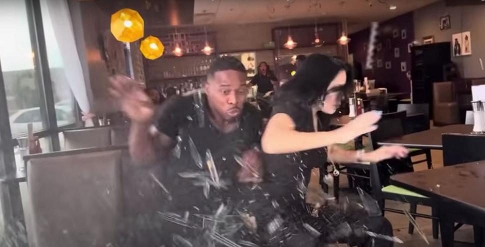 O vedetă OnlyFans şi iubitul ei au fost loviți de un SUV în timp ce luau masa într-un restaurant din Texas. Momentul a fost filmat 1000357