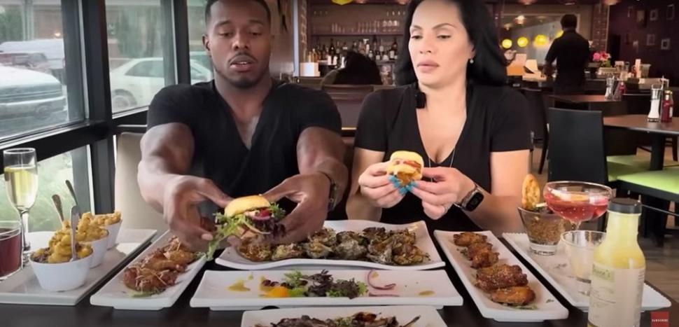 O vedetă OnlyFans şi iubitul ei au fost loviți de un SUV în timp ce luau masa într-un restaurant din Texas. Momentul a fost filmat 1000358