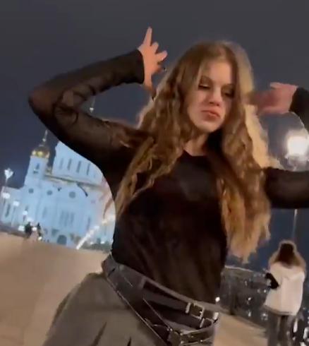 Pedepse incredibile pentru 3 studente din Moscova care s-au filmat dansând în fața unei catedrale 1000314