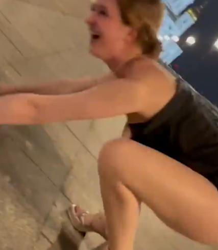 Pedepse incredibile pentru 3 studente din Moscova care s-au filmat dansând în fața unei catedrale 1000315