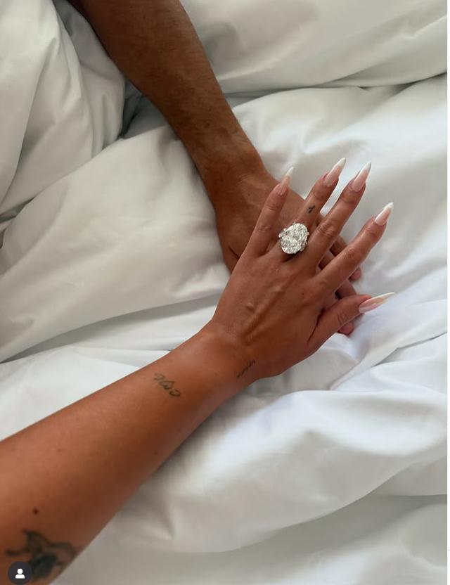 Apar primele detalii despre nunta lui Cristiano Ronaldo cu Georgina. Mireasa a primit și alte cadouri în afara inelului de 3 milioane $ 1000536