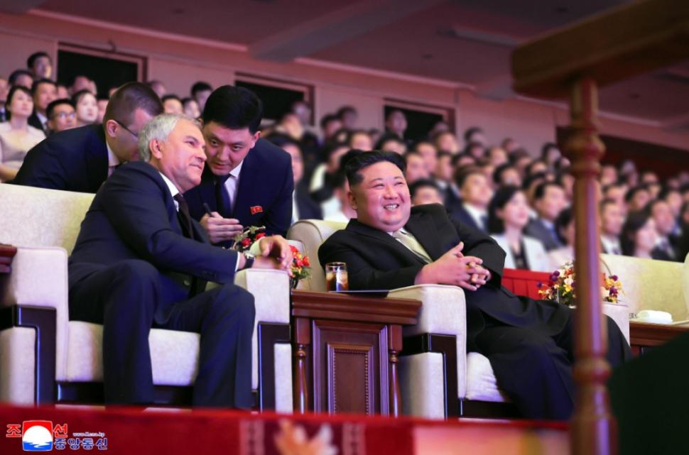 Kim Jong Un a avut un șoc când l-a văzut pe cântărețul în blugi strâmți și cruce la gât trimis de Putin. A fumat cât a durat show-ul  1000619