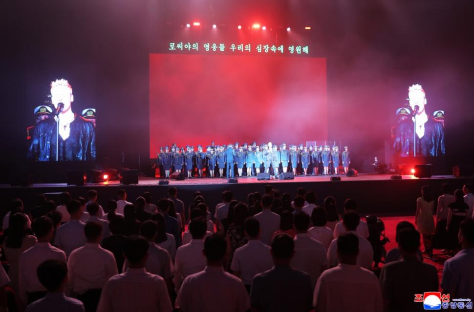 Kim Jong Un a avut un șoc când l-a văzut pe cântărețul în blugi strâmți și cruce la gât trimis de Putin. A fumat cât a durat show-ul  1000620