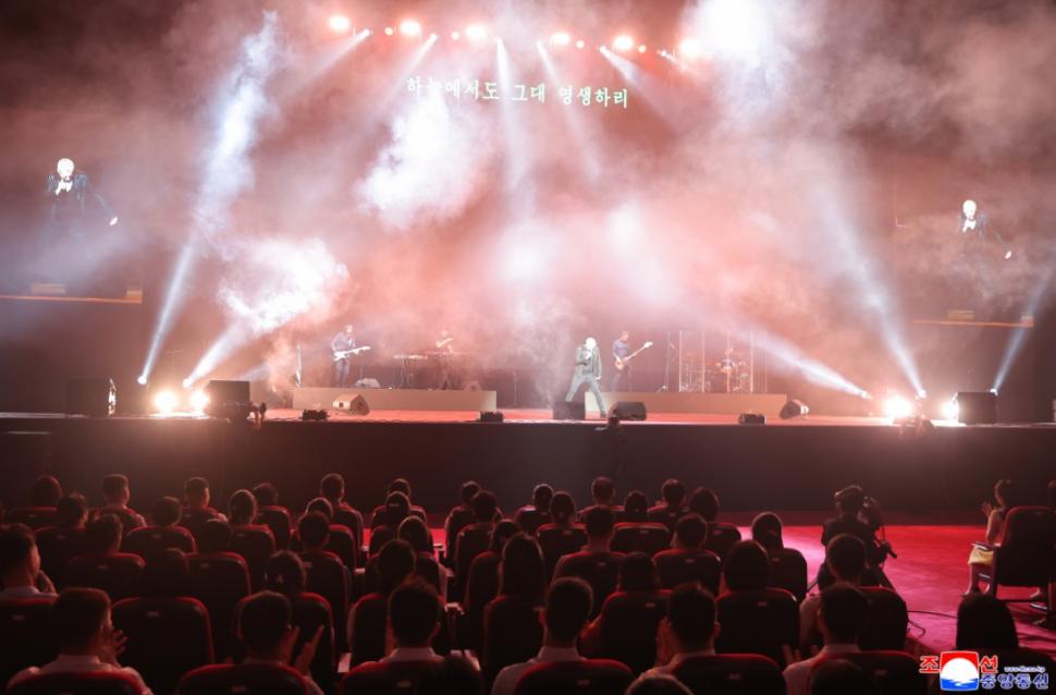 Kim Jong Un a avut un șoc când l-a văzut pe cântărețul în blugi strâmți și cruce la gât trimis de Putin. A fumat cât a durat show-ul  1000621