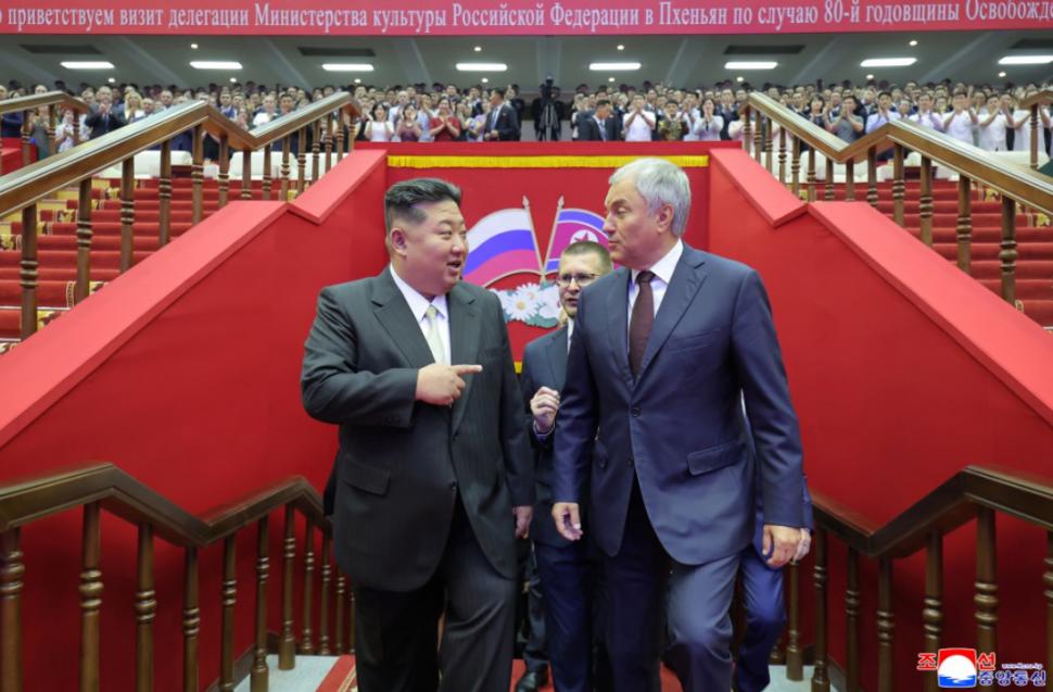 Kim Jong Un a avut un șoc când l-a văzut pe cântărețul în blugi strâmți și cruce la gât trimis de Putin. A fumat cât a durat show-ul  1000623