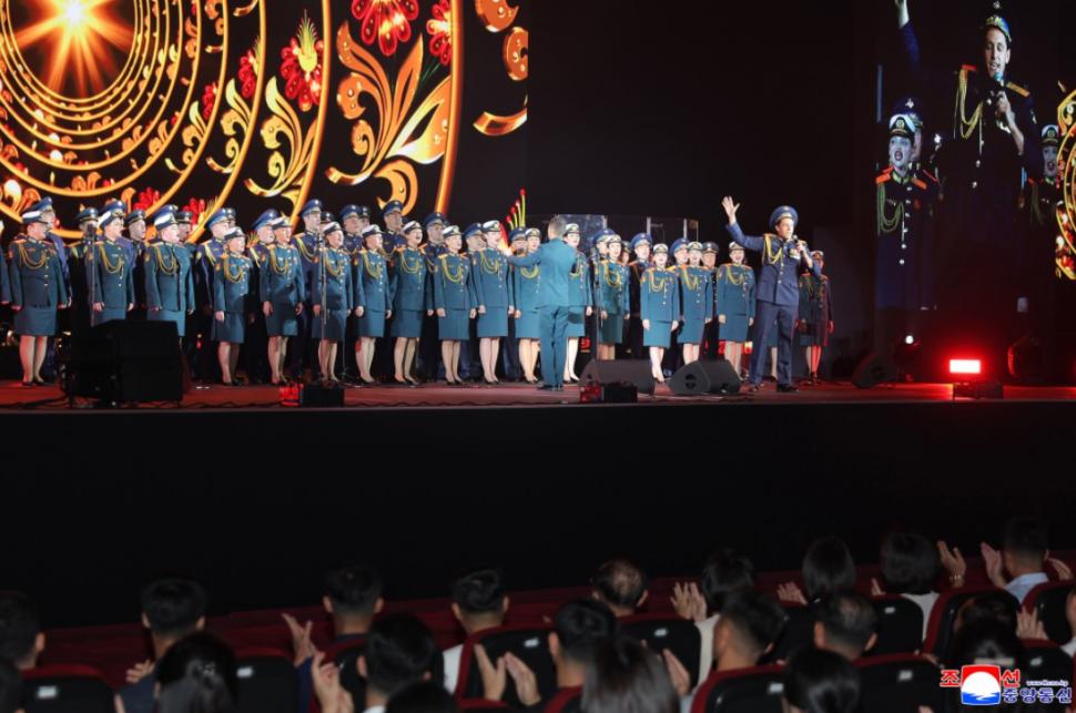 Kim Jong Un a avut un șoc când l-a văzut pe cântărețul în blugi strâmți și cruce la gât trimis de Putin. A fumat cât a durat show-ul  1000624