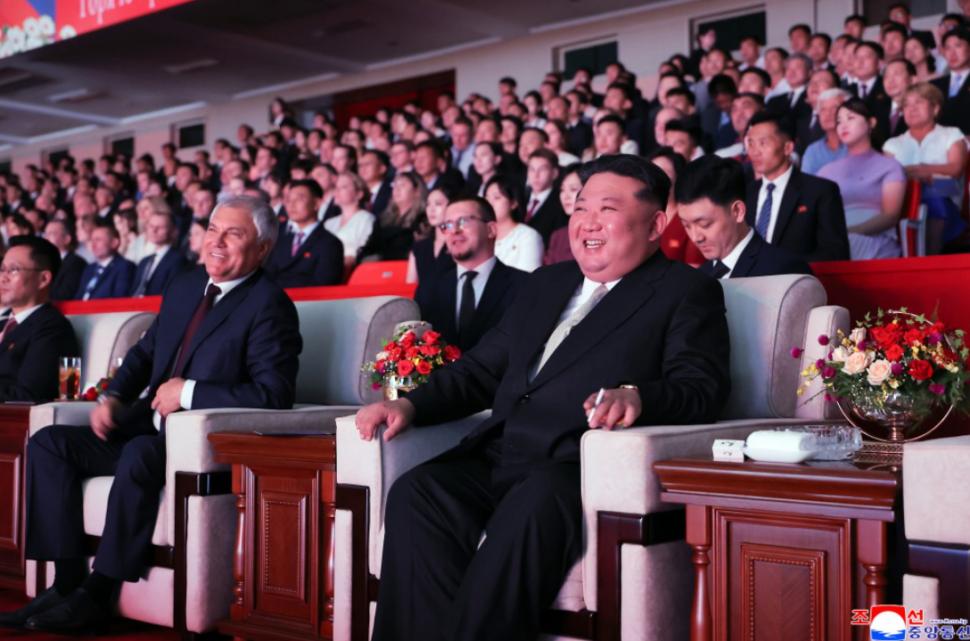 Kim Jong Un a avut un șoc când l-a văzut pe cântărețul în blugi strâmți și cruce la gât trimis de Putin. A fumat cât a durat show-ul  1000625