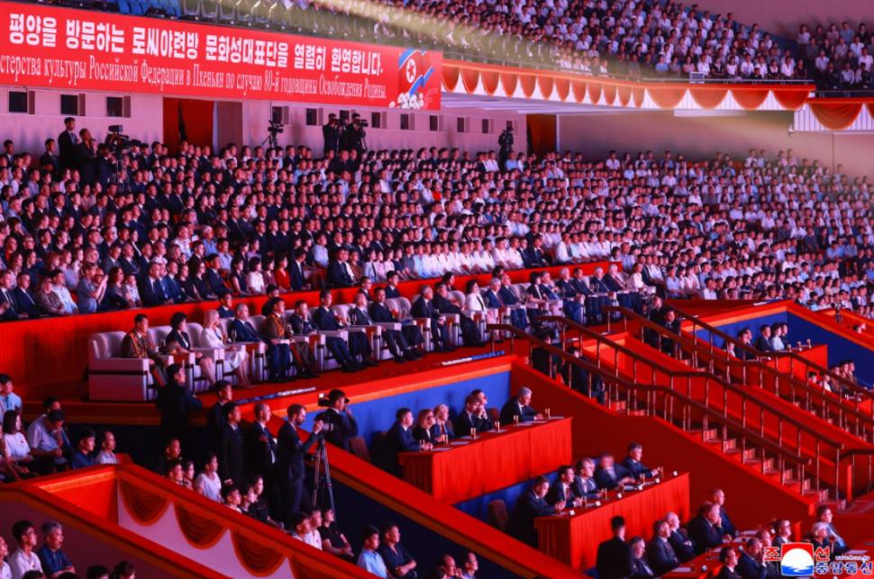 Kim Jong Un a avut un șoc când l-a văzut pe cântărețul în blugi strâmți și cruce la gât trimis de Putin. A fumat cât a durat show-ul  1000626