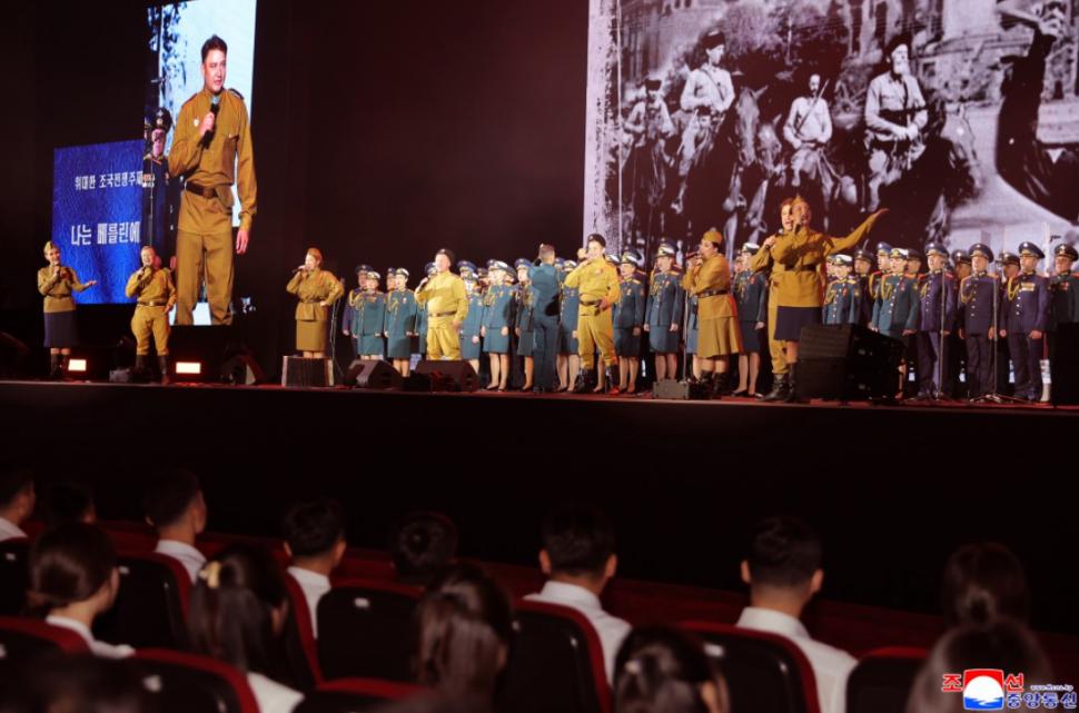 Kim Jong Un a avut un șoc când l-a văzut pe cântărețul în blugi strâmți și cruce la gât trimis de Putin. A fumat cât a durat show-ul  1000627