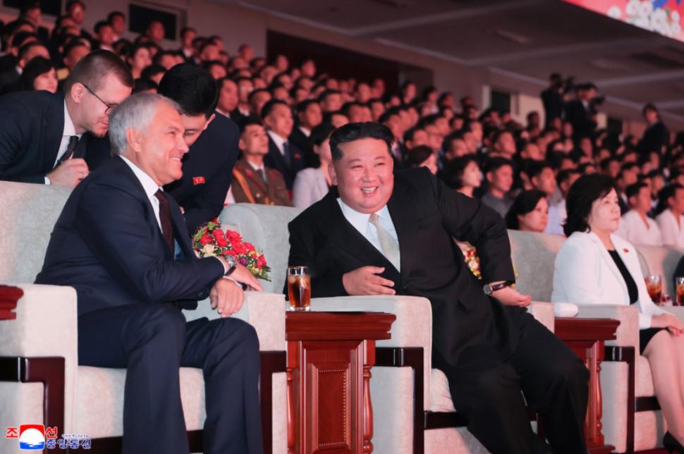 Kim Jong Un a avut un șoc când l-a văzut pe cântărețul în blugi strâmți și cruce la gât trimis de Putin. A fumat cât a durat show-ul  1000628