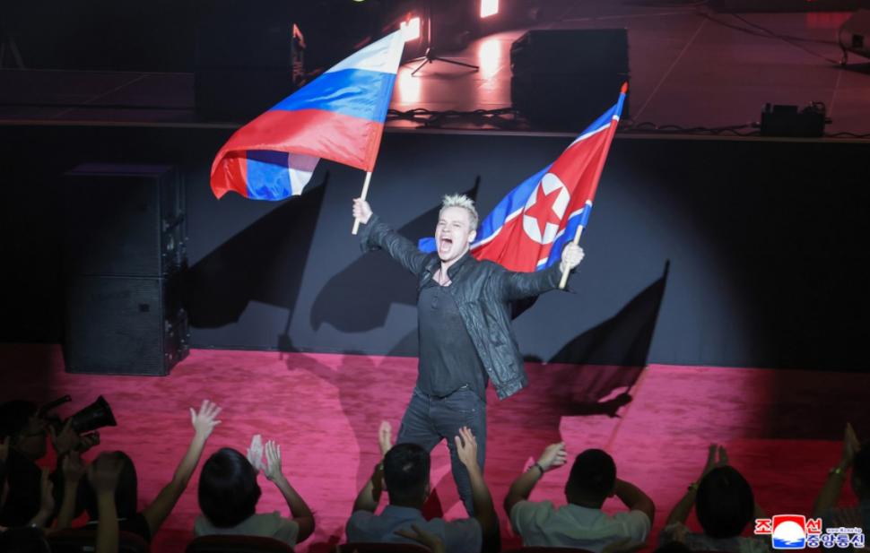 Kim Jong Un a avut un șoc când l-a văzut pe cântărețul în blugi strâmți și cruce la gât trimis de Putin. A fumat cât a durat show-ul  1000631