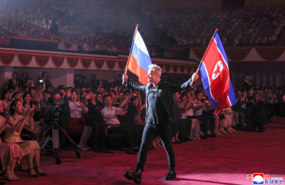 Kim Jong Un a avut un șoc când l-a văzut pe cântărețul în blugi strâmți și cruce la gât trimis de Putin. A fumat cât a durat show-ul  1000632