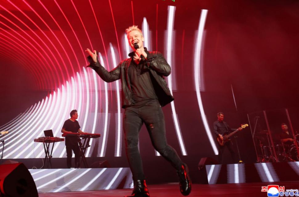 Kim Jong Un a avut un șoc când l-a văzut pe cântărețul în blugi strâmți și cruce la gât trimis de Putin. A fumat cât a durat show-ul  1000633