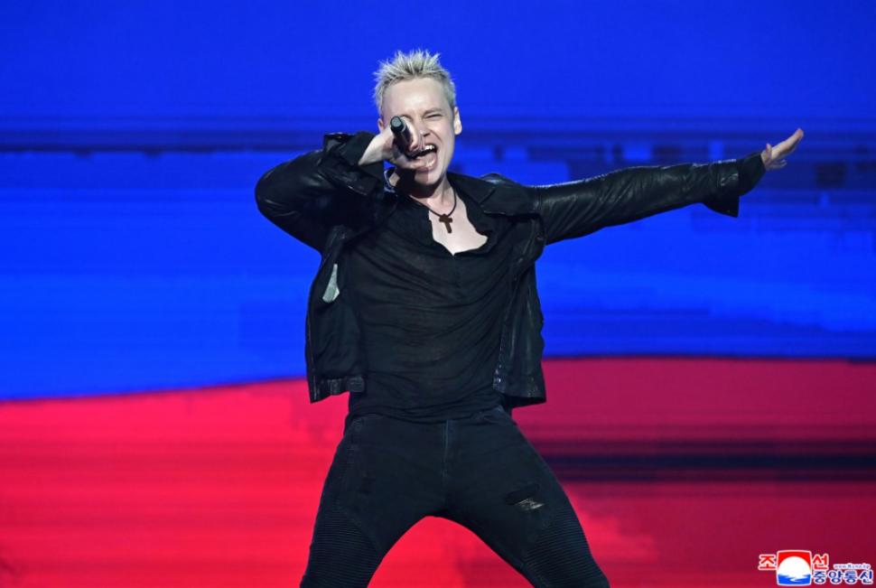 Kim Jong Un a avut un șoc când l-a văzut pe cântărețul în blugi strâmți și cruce la gât trimis de Putin. A fumat cât a durat show-ul  1000634