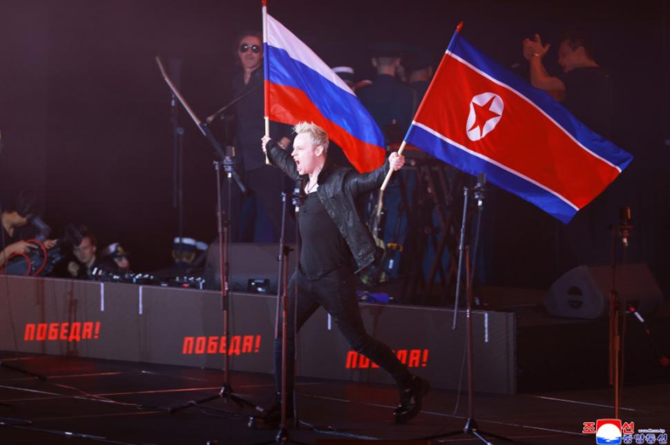 Kim Jong Un a avut un șoc când l-a văzut pe cântărețul în blugi strâmți și cruce la gât trimis de Putin. A fumat cât a durat show-ul  1000635