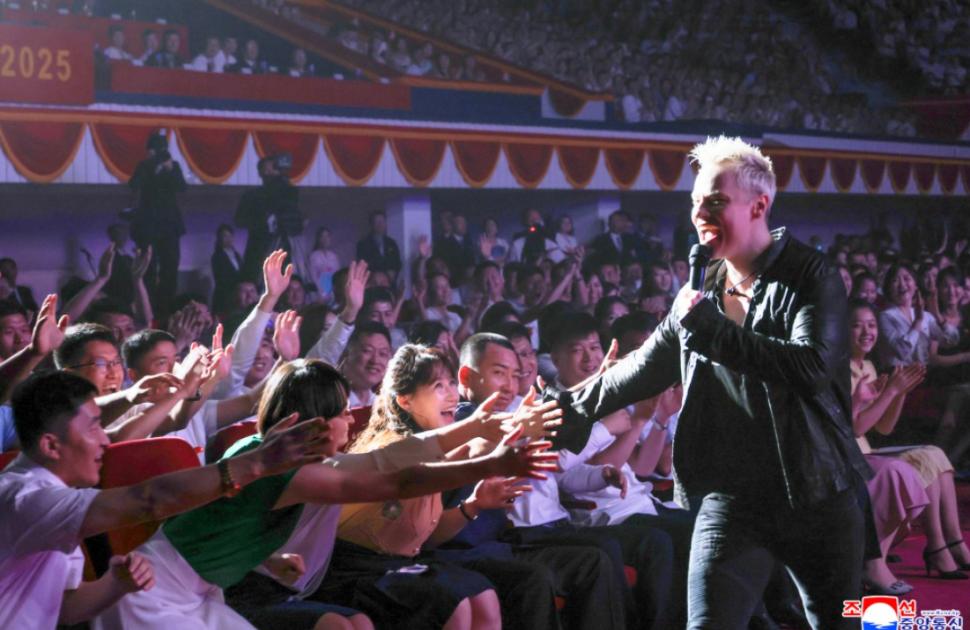 Kim Jong Un a avut un șoc când l-a văzut pe cântărețul în blugi strâmți și cruce la gât trimis de Putin. A fumat cât a durat show-ul  1000636