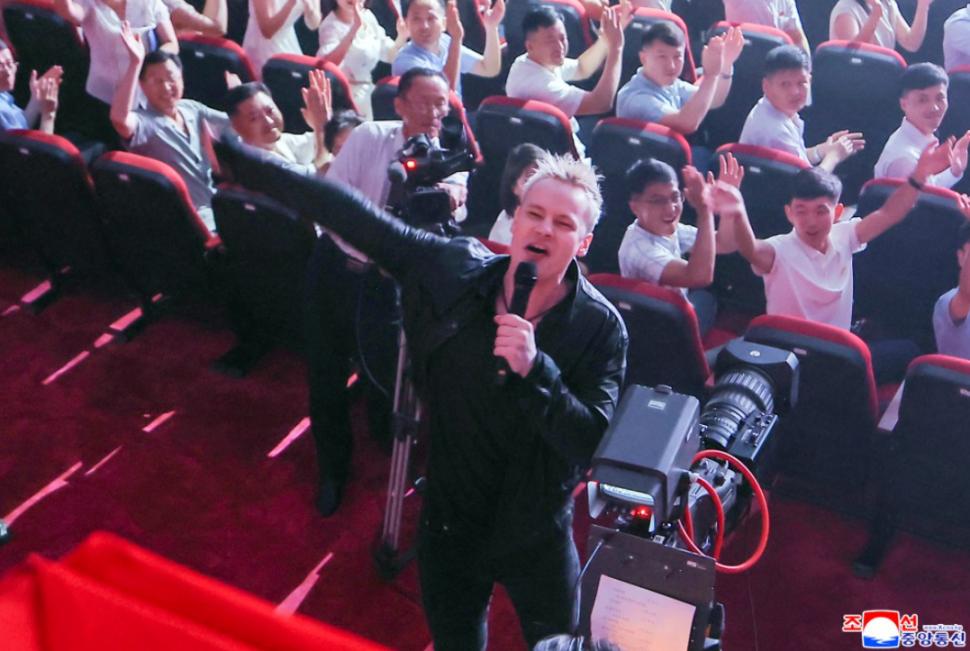 Kim Jong Un a avut un șoc când l-a văzut pe cântărețul în blugi strâmți și cruce la gât trimis de Putin. A fumat cât a durat show-ul  1000637