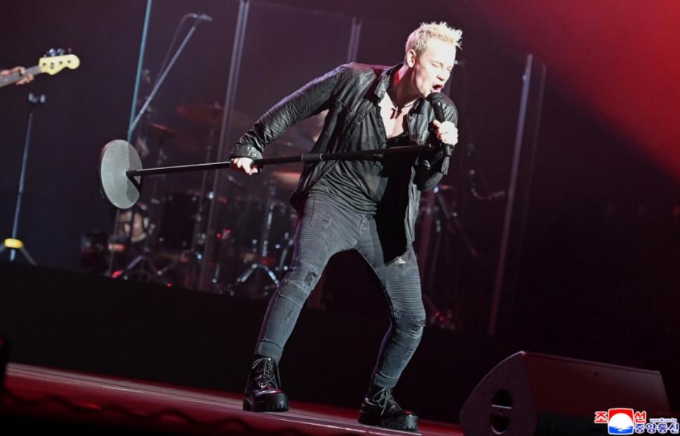 Kim Jong Un a avut un șoc când l-a văzut pe cântărețul în blugi strâmți și cruce la gât trimis de Putin. A fumat cât a durat show-ul  1000638