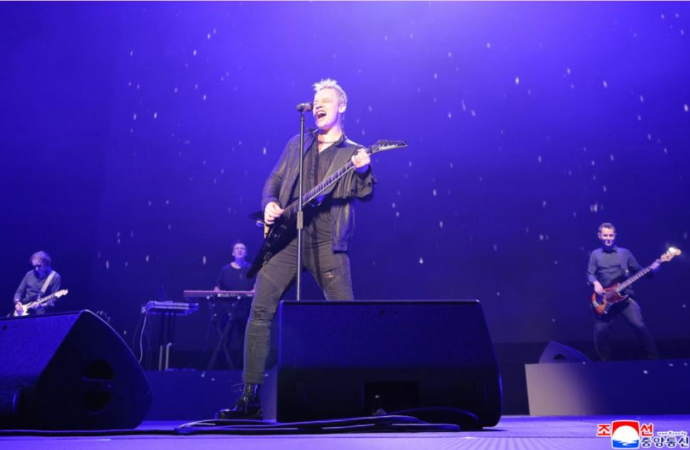 Kim Jong Un a avut un șoc când l-a văzut pe cântărețul în blugi strâmți și cruce la gât trimis de Putin. A fumat cât a durat show-ul  1000639