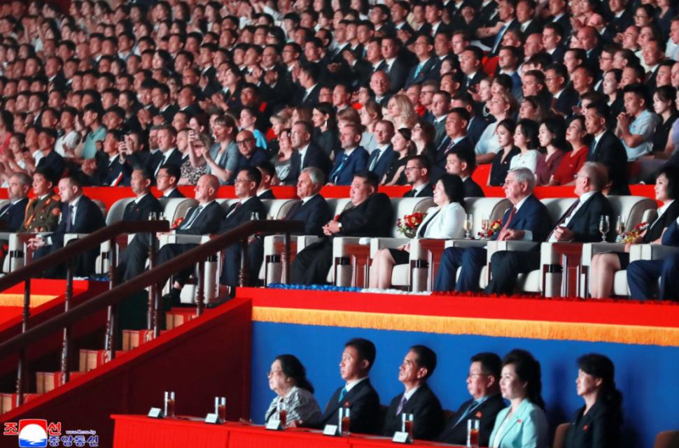 Kim Jong Un a avut un șoc când l-a văzut pe cântărețul în blugi strâmți și cruce la gât trimis de Putin. A fumat cât a durat show-ul  1000640