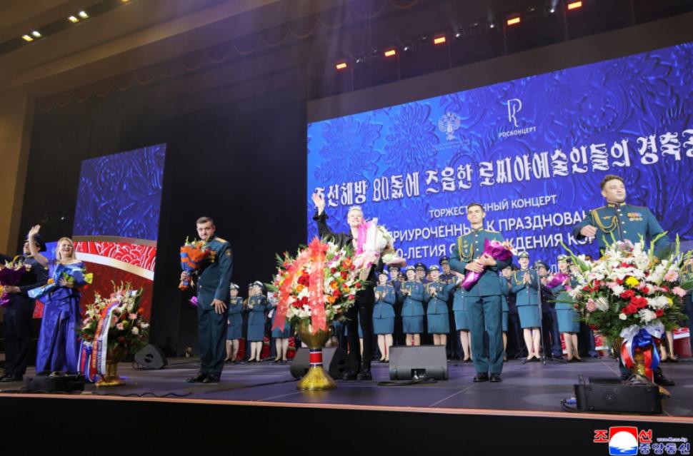 Kim Jong Un a avut un șoc când l-a văzut pe cântărețul în blugi strâmți și cruce la gât trimis de Putin. A fumat cât a durat show-ul  1000641