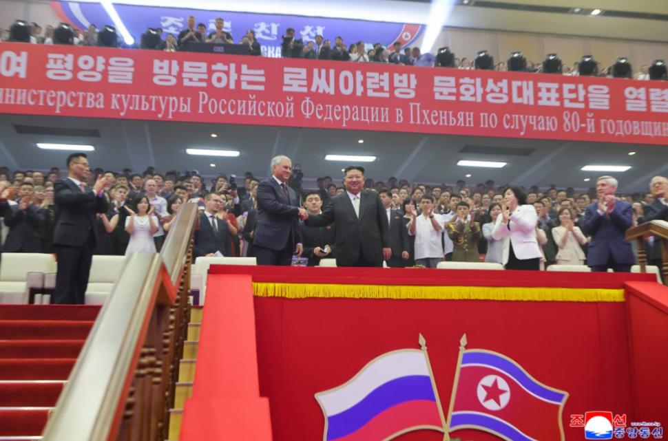 Kim Jong Un a avut un șoc când l-a văzut pe cântărețul în blugi strâmți și cruce la gât trimis de Putin. A fumat cât a durat show-ul  1000642