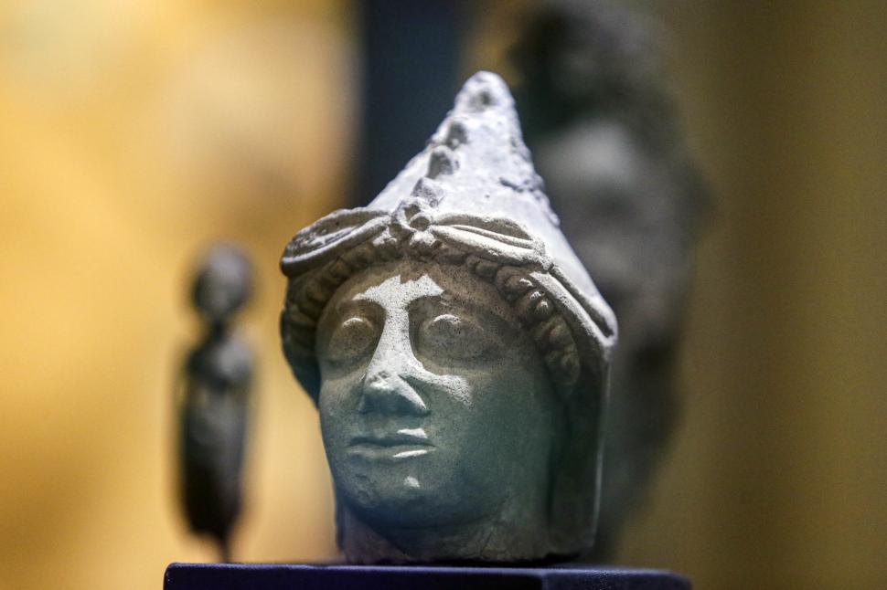 Macarale și scafandri au scos la suprafață comori dintr-un oraș antic scufundat lângă Alexandria 1000701