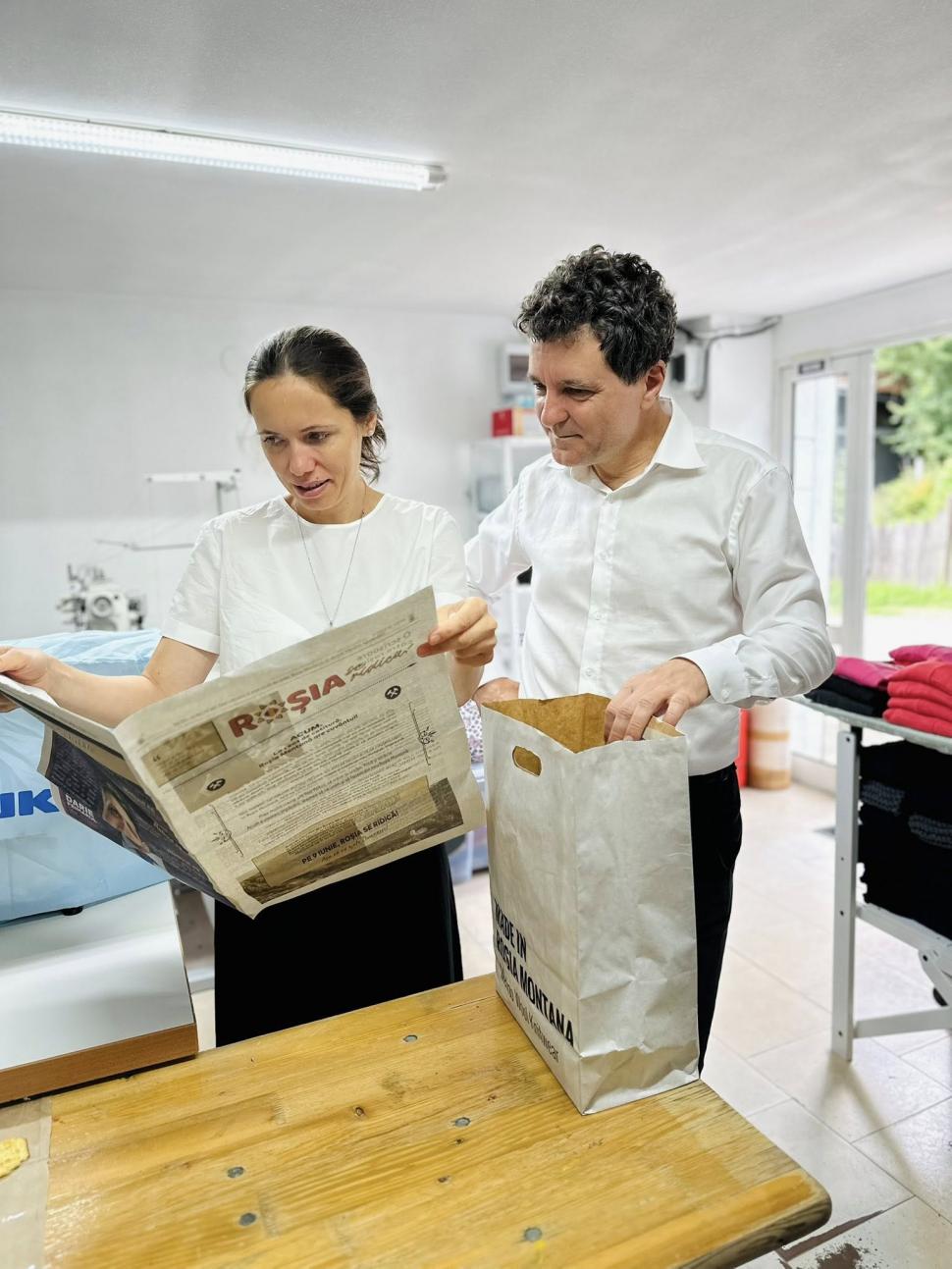 Nicușor Dan a mers cu familia la un atelier cu produse din lână merinos din Roșia Montană: „Au plecat acasă cu o sacoșă plină” 1000572