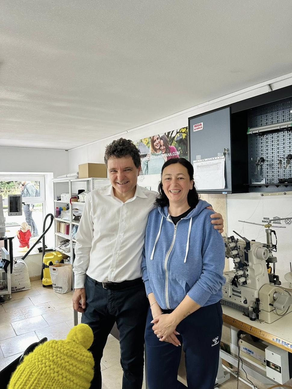 Nicușor Dan a mers cu familia la un atelier cu produse din lână merinos din Roșia Montană: „Au plecat acasă cu o sacoșă plină” 1000573