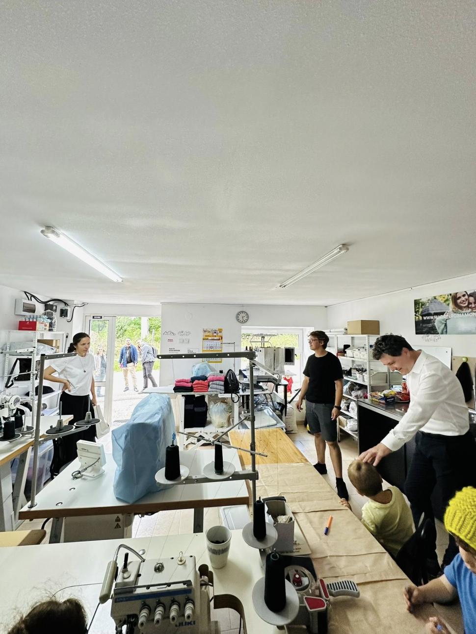 Nicușor Dan a mers cu familia la un atelier cu produse din lână merinos din Roșia Montană: „Au plecat acasă cu o sacoșă plină” 1000574