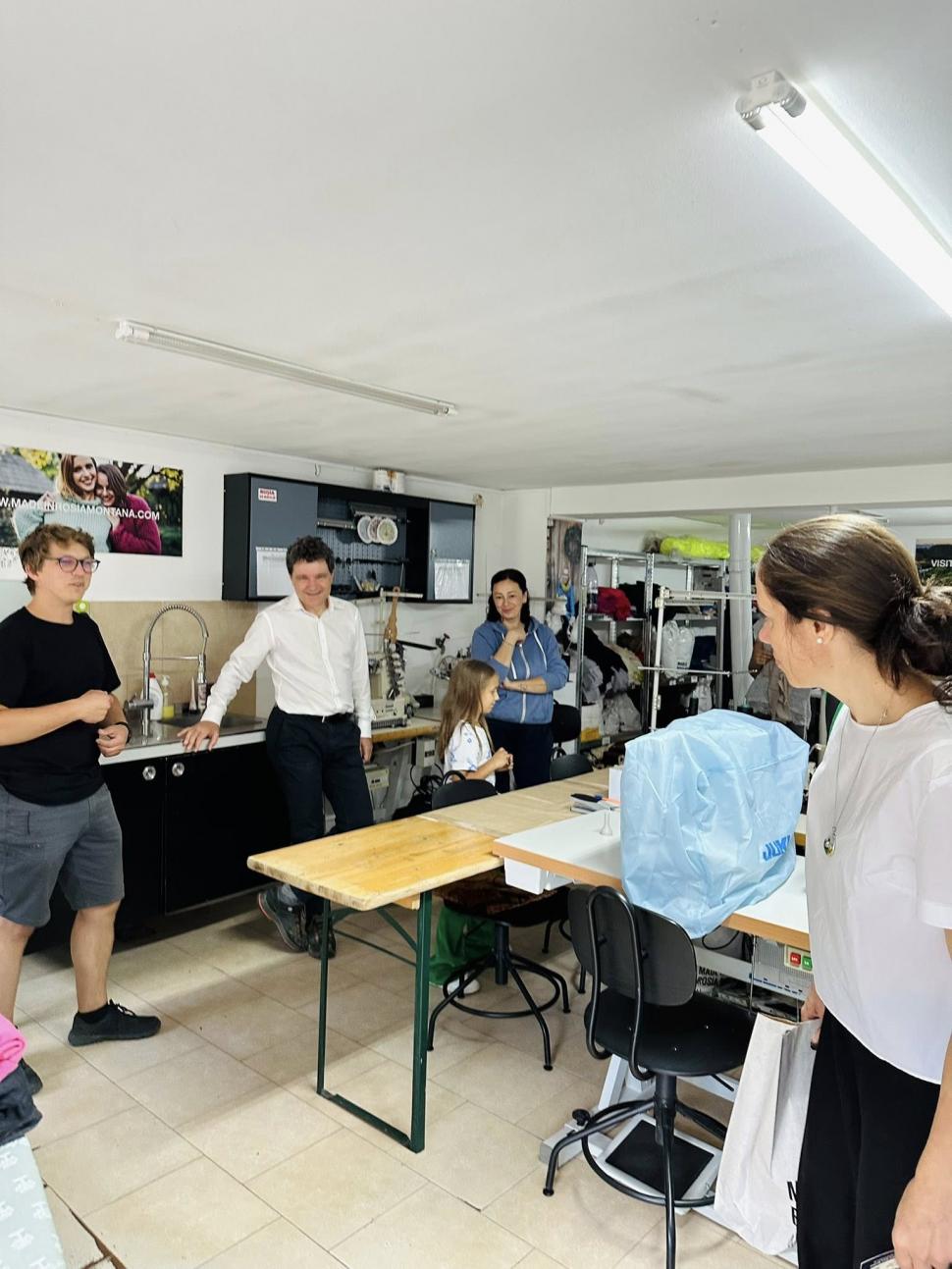 Nicușor Dan a mers cu familia la un atelier cu produse din lână merinos din Roșia Montană: „Au plecat acasă cu o sacoșă plină” 1000575