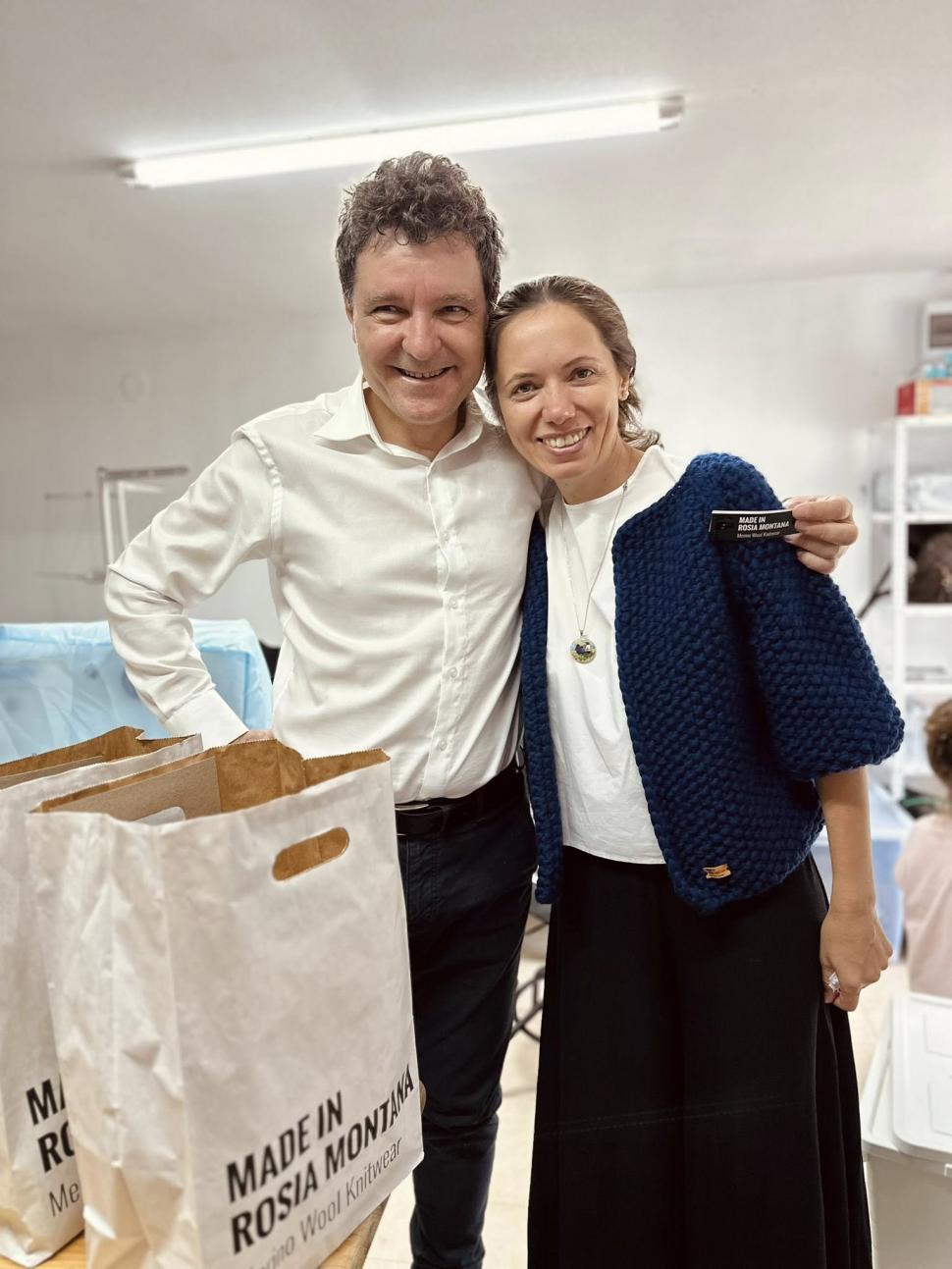 Nicușor Dan a mers cu familia la un atelier cu produse din lână merinos din Roșia Montană: „Au plecat acasă cu o sacoșă plină” 1000576