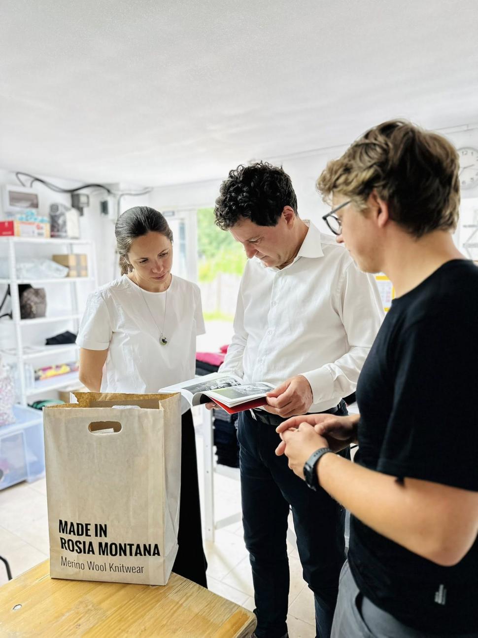 Nicușor Dan a mers cu familia la un atelier cu produse din lână merinos din Roșia Montană: „Au plecat acasă cu o sacoșă plină” 1000577