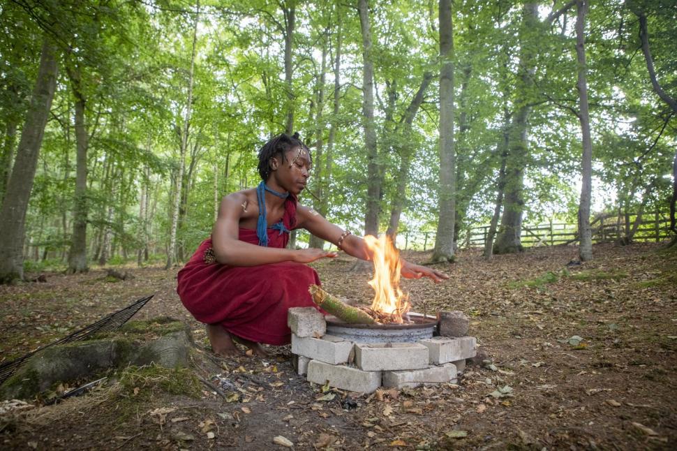 O femeie dispărută în Texas a fost găsită într-un „trib african pierdut” în pădurile din Scoția 1000499