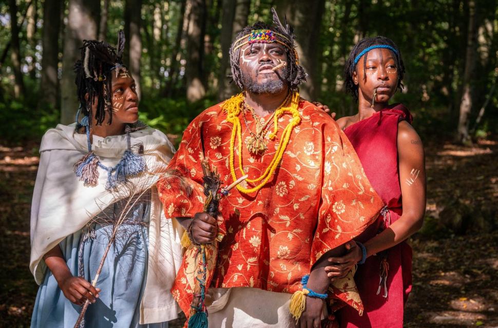 O femeie dispărută în Texas a fost găsită într-un „trib african pierdut” în pădurile din Scoția 1000501