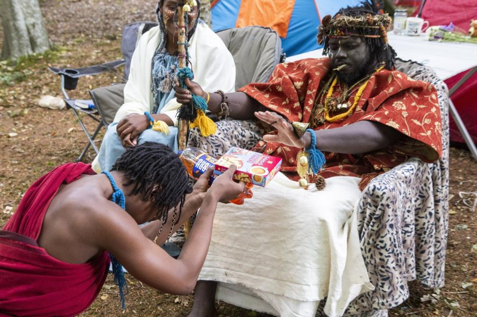 O femeie dispărută în Texas a fost găsită într-un „trib african pierdut” în pădurile din Scoția 1000502