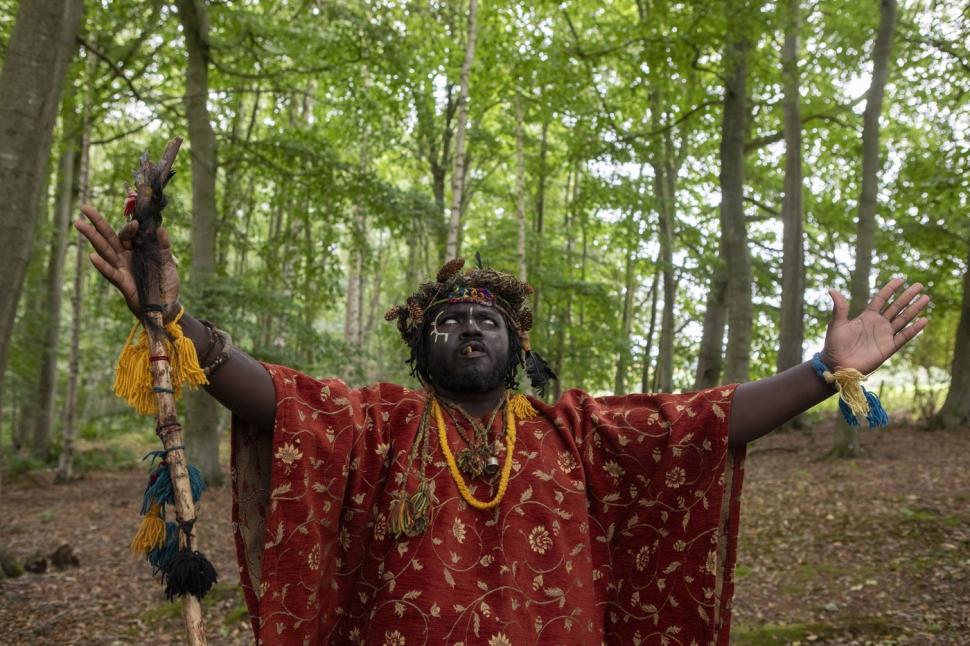 O femeie dispărută în Texas a fost găsită într-un „trib african pierdut” în pădurile din Scoția 1000504