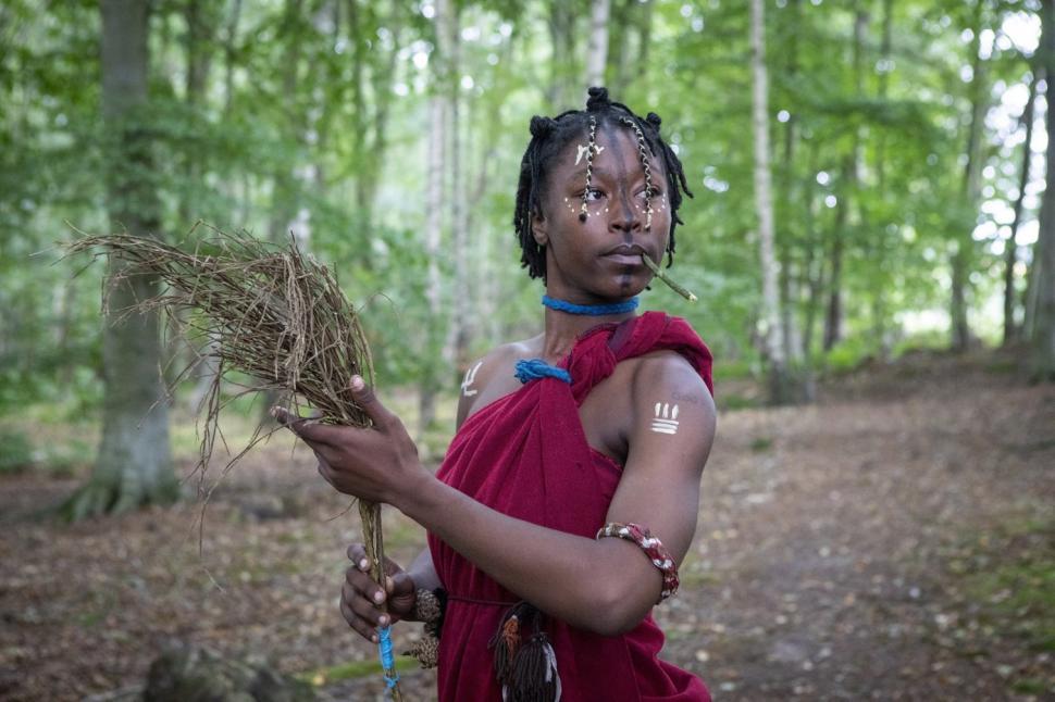 O femeie dispărută în Texas a fost găsită într-un „trib african pierdut” în pădurile din Scoția 1000505