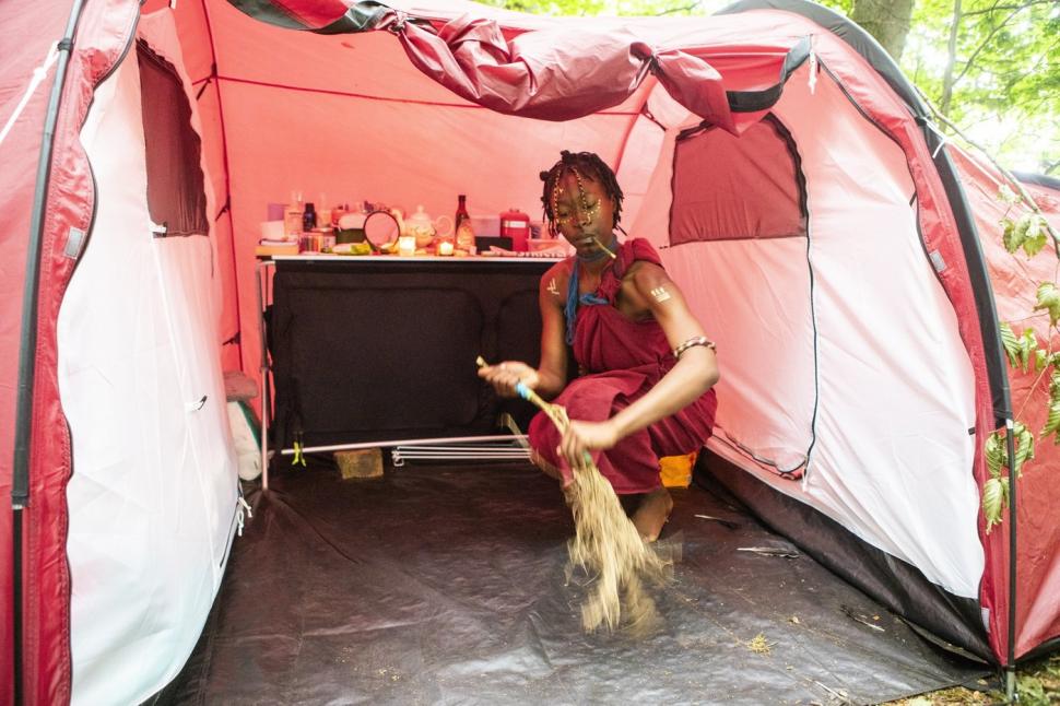 O femeie dispărută în Texas a fost găsită într-un „trib african pierdut” în pădurile din Scoția 1000506