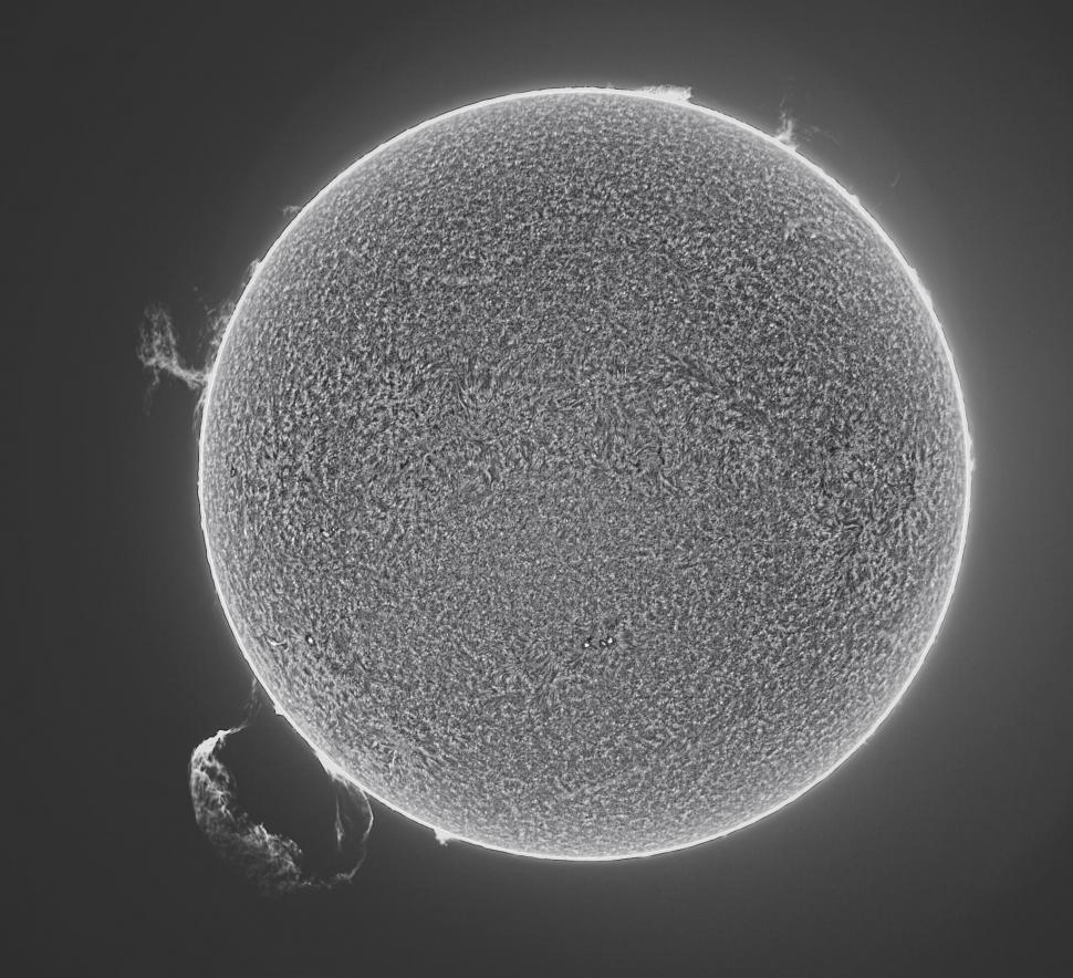 O tornadă solară și o erupție gigantică de plasmă care au loc simultan pe Soare: Fotografia unui cercetător român face înconjurul lumii 1000522