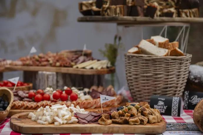 Românii sunt invitați să atingă un record mondial împreună, în septembrie, la „Masa care unește” din Cetatea Alba: Va avea 2,7 km 1000721