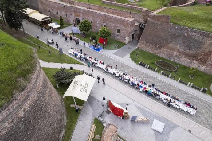Românii sunt invitați să atingă un record mondial împreună, în septembrie, la „Masa care unește” din Cetatea Alba: Va avea 2,7 km 1000725