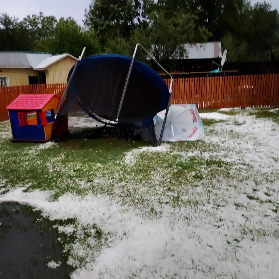 Furtuni violente în București și în orașe din alte șapte județe. Un adolescent a murit, alte trei persoane au fost rănite 1001073