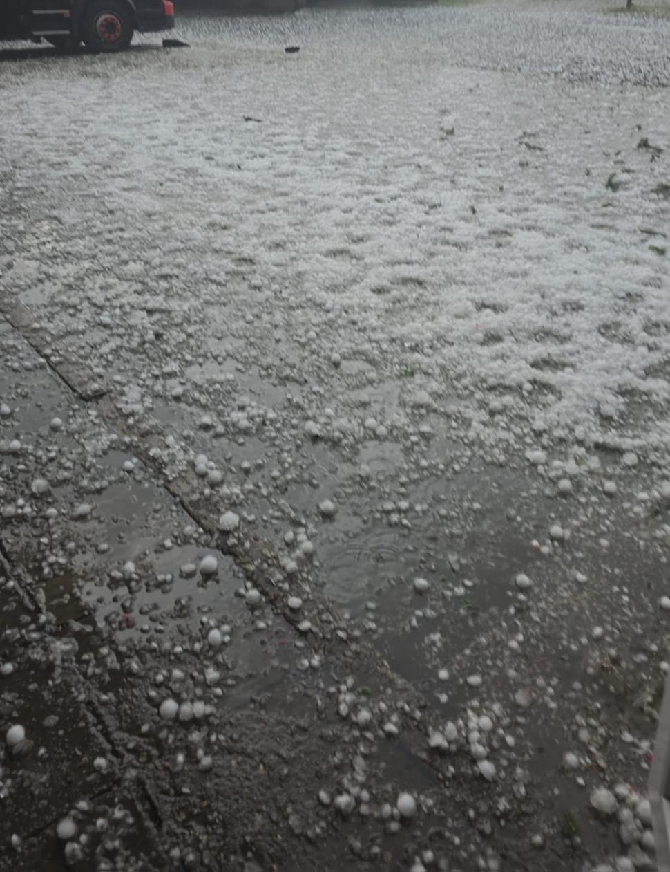 Furtuni violente în București și în orașe din alte șapte județe. Un adolescent a murit, alte trei persoane au fost rănite 1001080