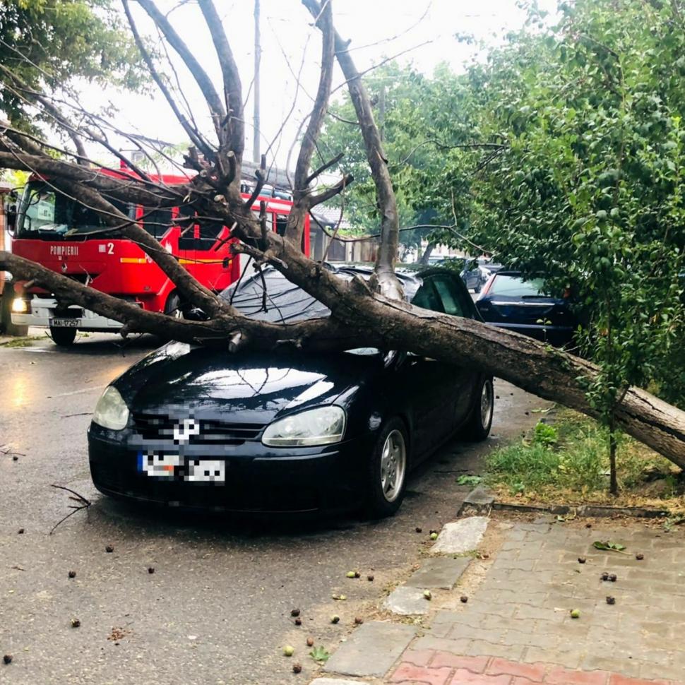 Furtuni violente în București și în orașe din alte șapte județe. Un adolescent a murit, alte trei persoane au fost rănite 1001083