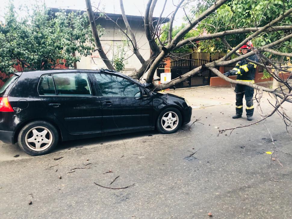 Furtuni violente în București și în orașe din alte șapte județe. Un adolescent a murit, alte trei persoane au fost rănite 1001084