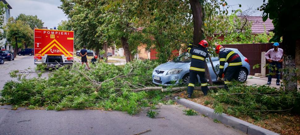 Furtuni violente în București și în orașe din alte șapte județe. Un adolescent a murit, alte trei persoane au fost rănite 1001085