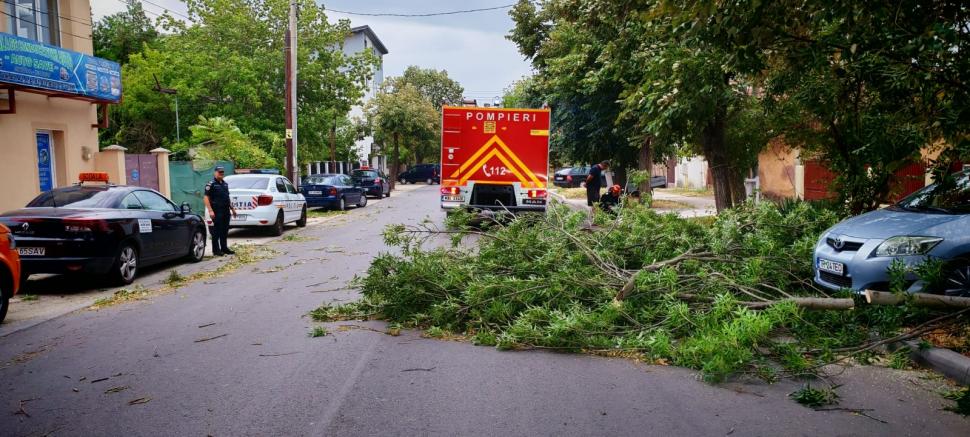 Furtuni violente în București și în orașe din alte șapte județe. Un adolescent a murit, alte trei persoane au fost rănite 1001088