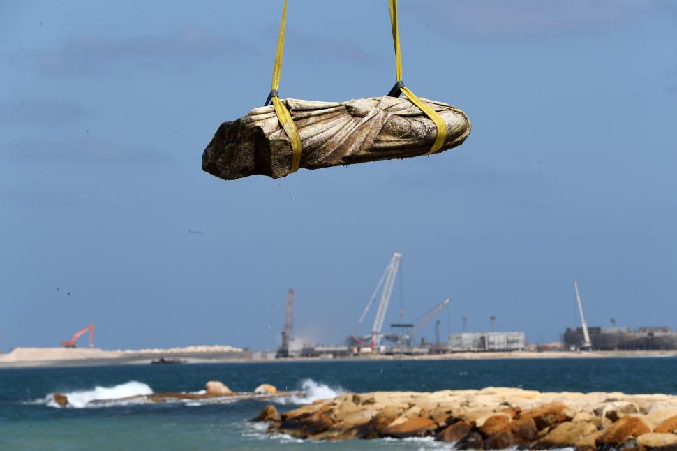 Imagini senzaționale cu arheologi și scafandri care scot de pe fundul mării rămășițele unui oraș scufundat, vechi de peste 2.000 de ani 1000993