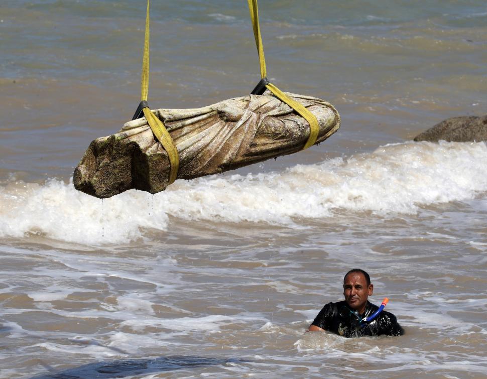 Imagini senzaționale cu arheologi și scafandri care scot de pe fundul mării rămășițele unui oraș scufundat, vechi de peste 2.000 de ani 1000994